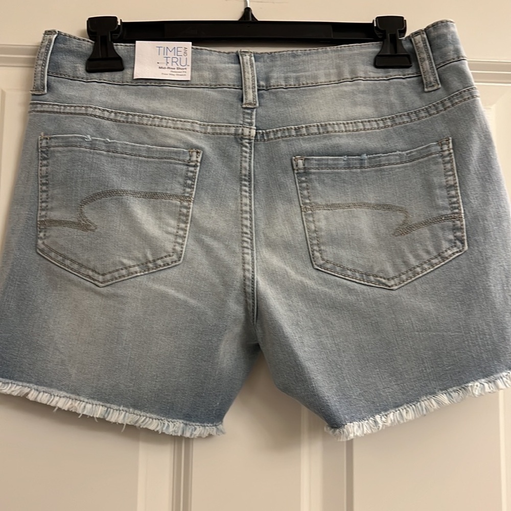 Time & Tru ladies jean shorts - Picture 4 of 6